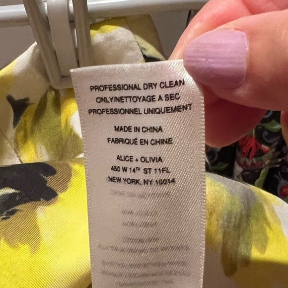 Alice + Olivia Connor' Floral Print Miniskirt. Size 2 - Picture 6 of 10